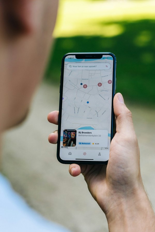 Comment activer et utiliser les fonctionnalités de partage familial sur un iPhone pour gérer les achats et abonnements?